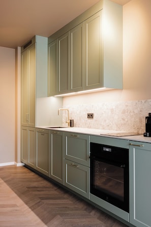 Studio Superior | Dapur pribadi | Lemari es, microwave, kompor, dan mesin espresso