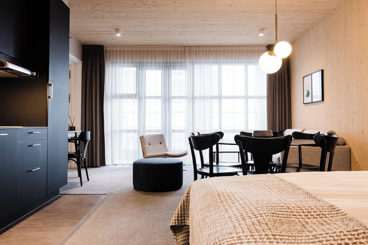 Family Suite | Ruang tamu | 40 inci televisyen LED dengan satelit, TV