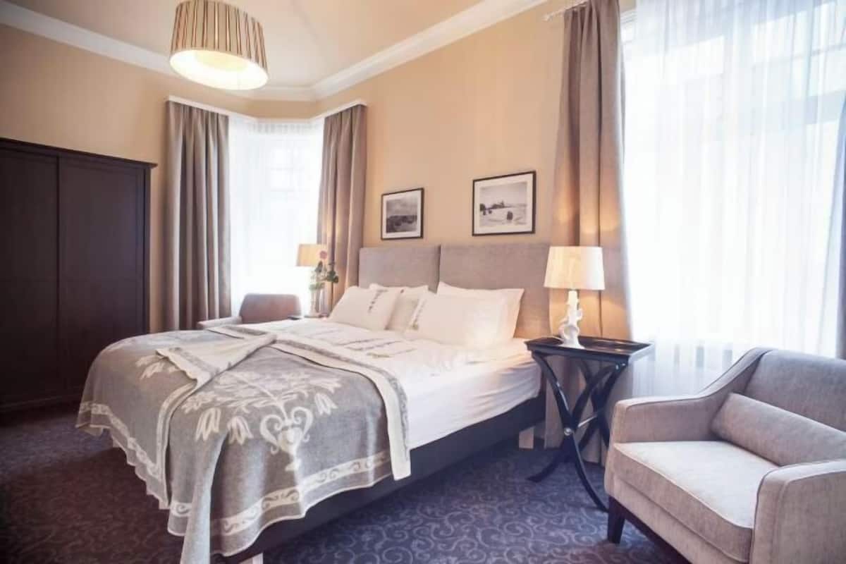 Hypo-allergenic bedding, down duvets, pillow-top beds, in-room safe