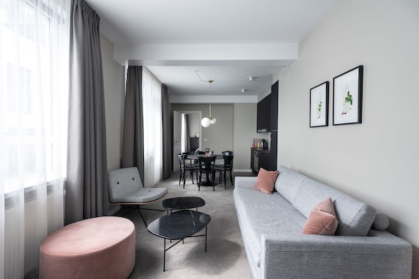 Apartament, 2 dormitoris, 2 banys | Sala d'estar | Televisor LED de 40 polzades amb canals per satèl·lit i televisor