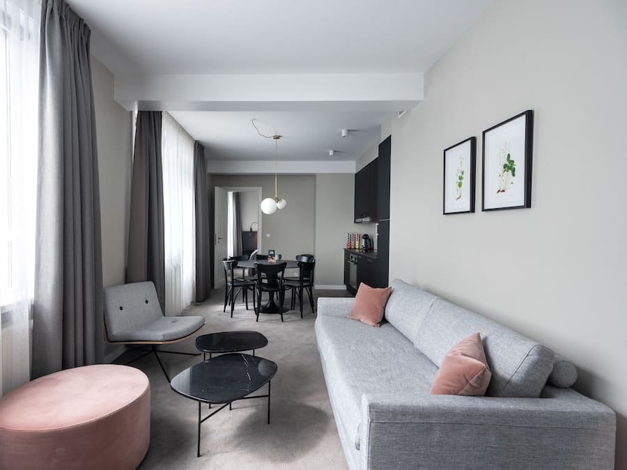 Leilighet, 2 soverom, 2 bad | Oppholdsområde | En 40-tommers LED-TV med Parabol-TV samt TV