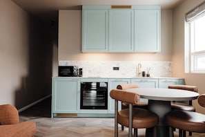 Suite Junior | Dapur pribadi | Lemari es, microwave, kompor, dan mesin espresso