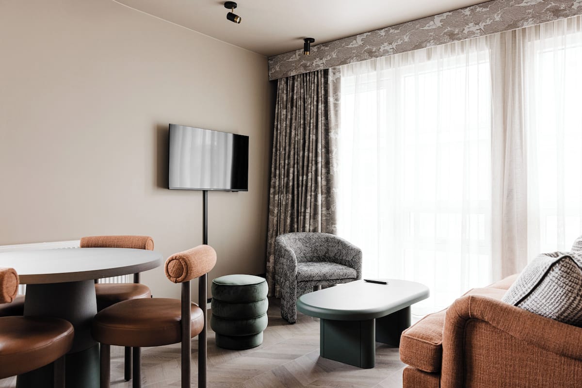 Junior Suite | Ruang tamu | 40 inci televisyen LED dengan satelit, TV