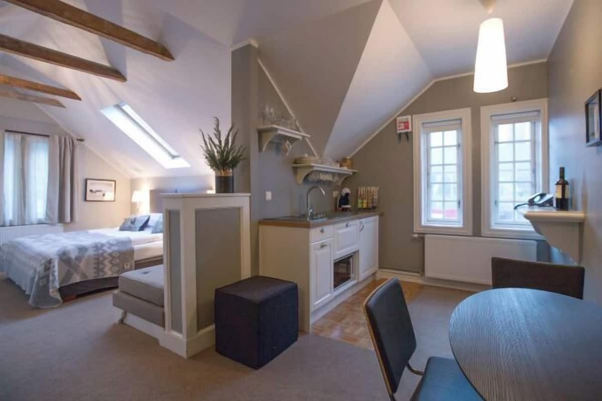 1 bedroom, hypo-allergenic bedding, down duvets, pillow-top beds