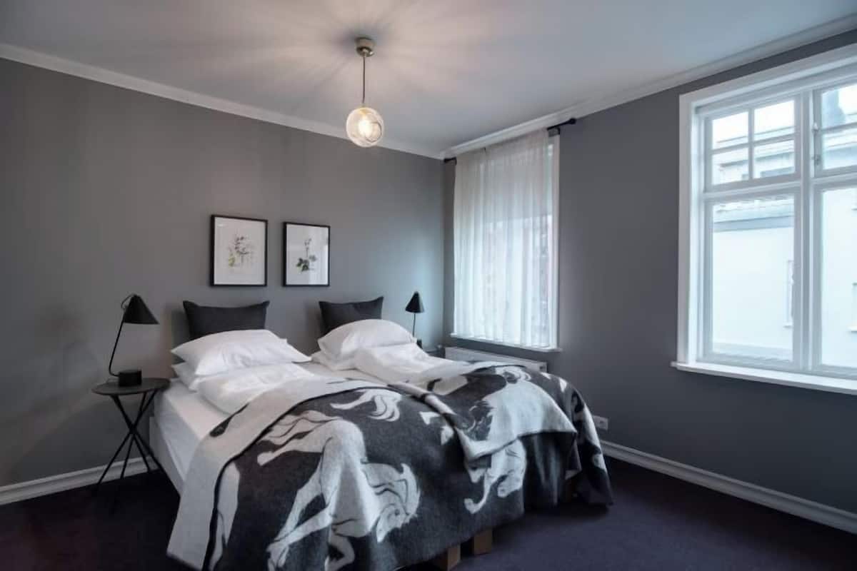 1 bedroom, hypo-allergenic bedding, down comforters, pillowtop beds