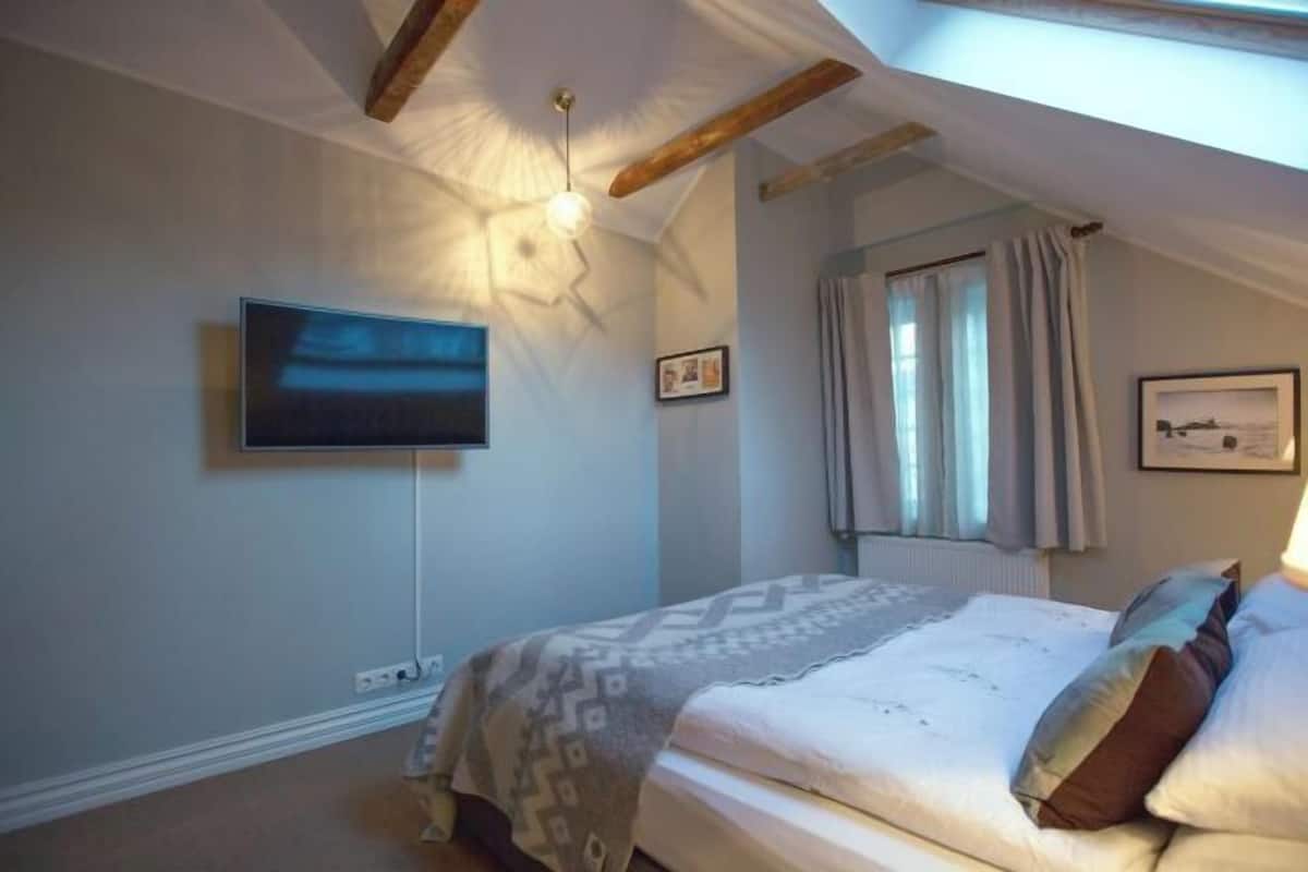 1 bedroom, hypo-allergenic bedding, down comforters, pillowtop beds