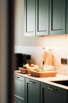 Refrigerador, microondas, placa de cocina, cafetera expreso