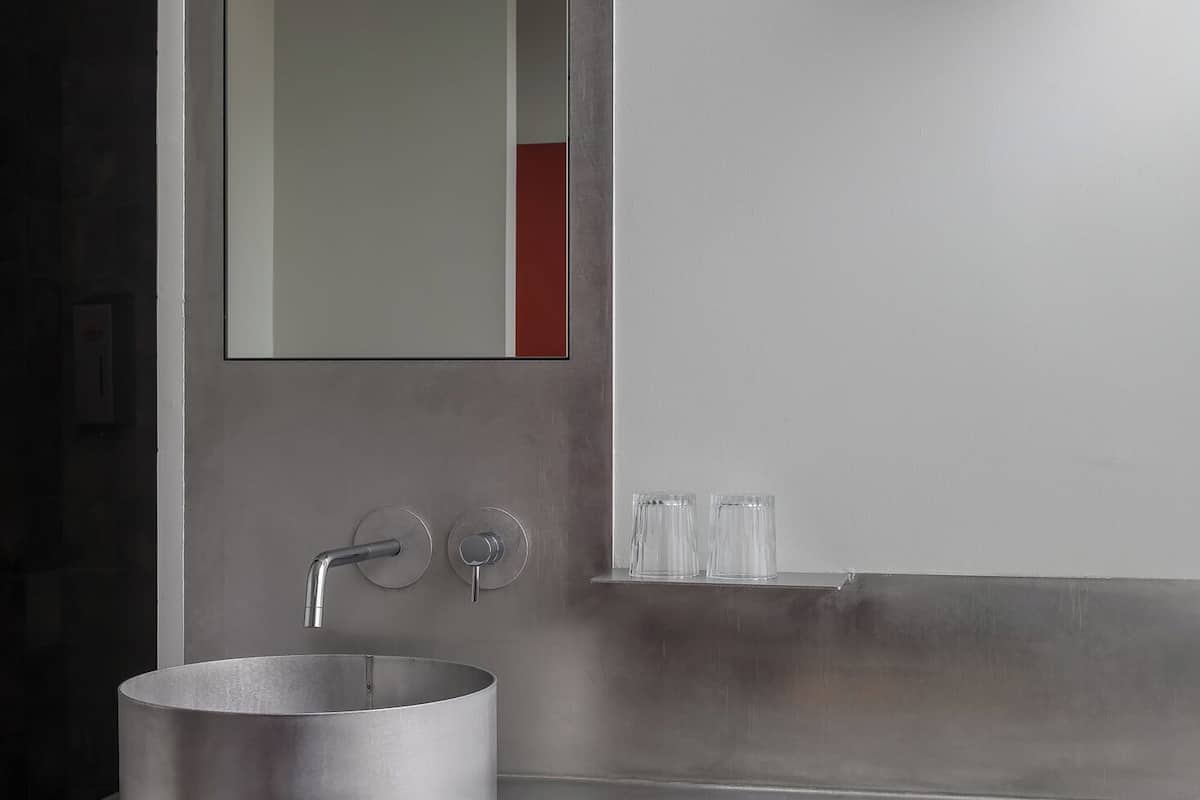 classic room | bathroom | hair dryer, towels