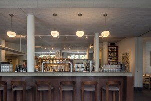 供应早餐、午餐和晚餐