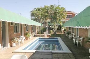 Outdoor pool - Hotel Royal Gardens (Asunción)