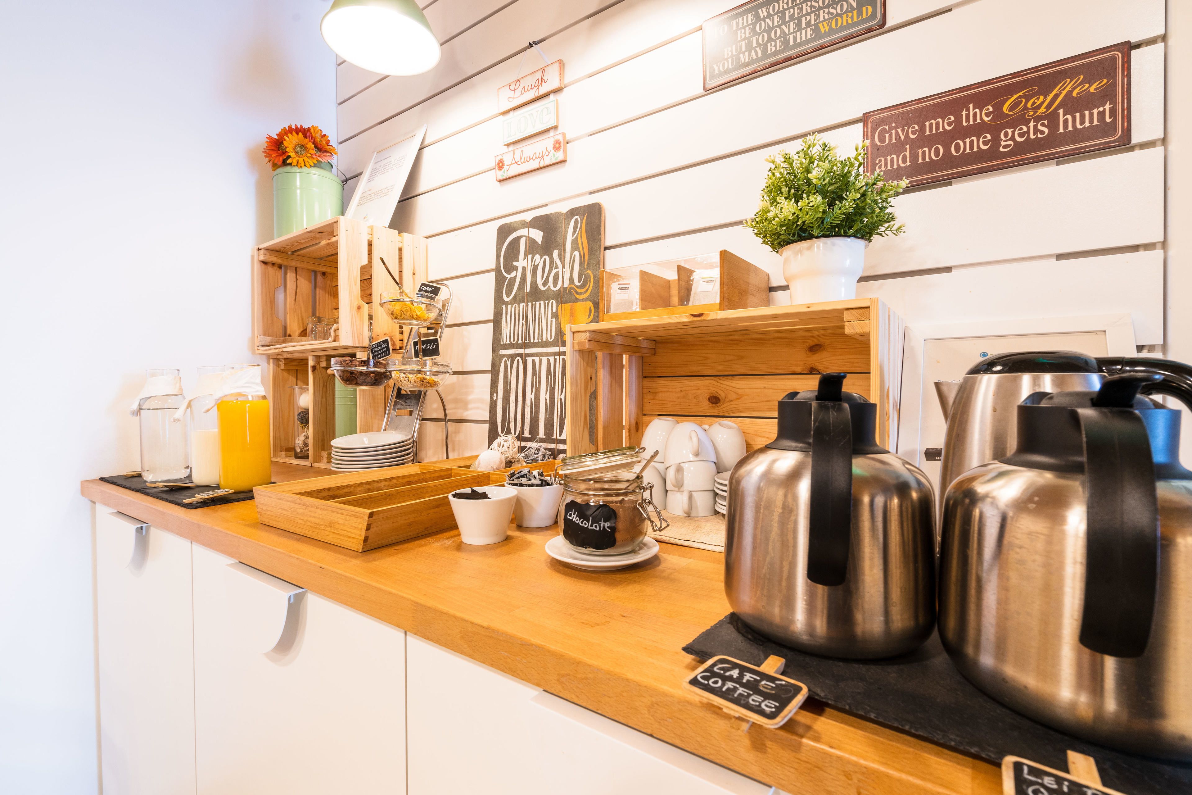 朝食 (ビュッフェ)、毎日提供 (1 名様 20 EUR)