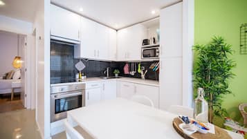 Apartment, 2 Bedrooms | Private kitchen