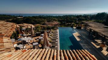 Habitación panorámica doble | Piscina al aire libre | Una piscina al aire libre, sombrillas, tumbonas
