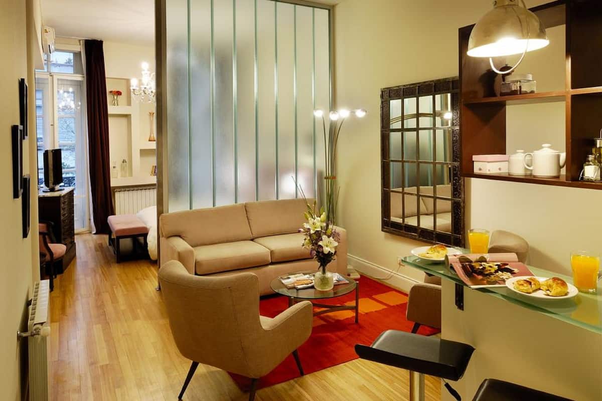 Suite | In-room safe, individually decorated, individually furnished