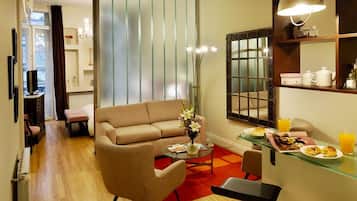 Suite | In-room safe, individually decorated, individually furnished