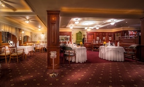 2 restaurants, lunch, dinner served; local and international cuisine
