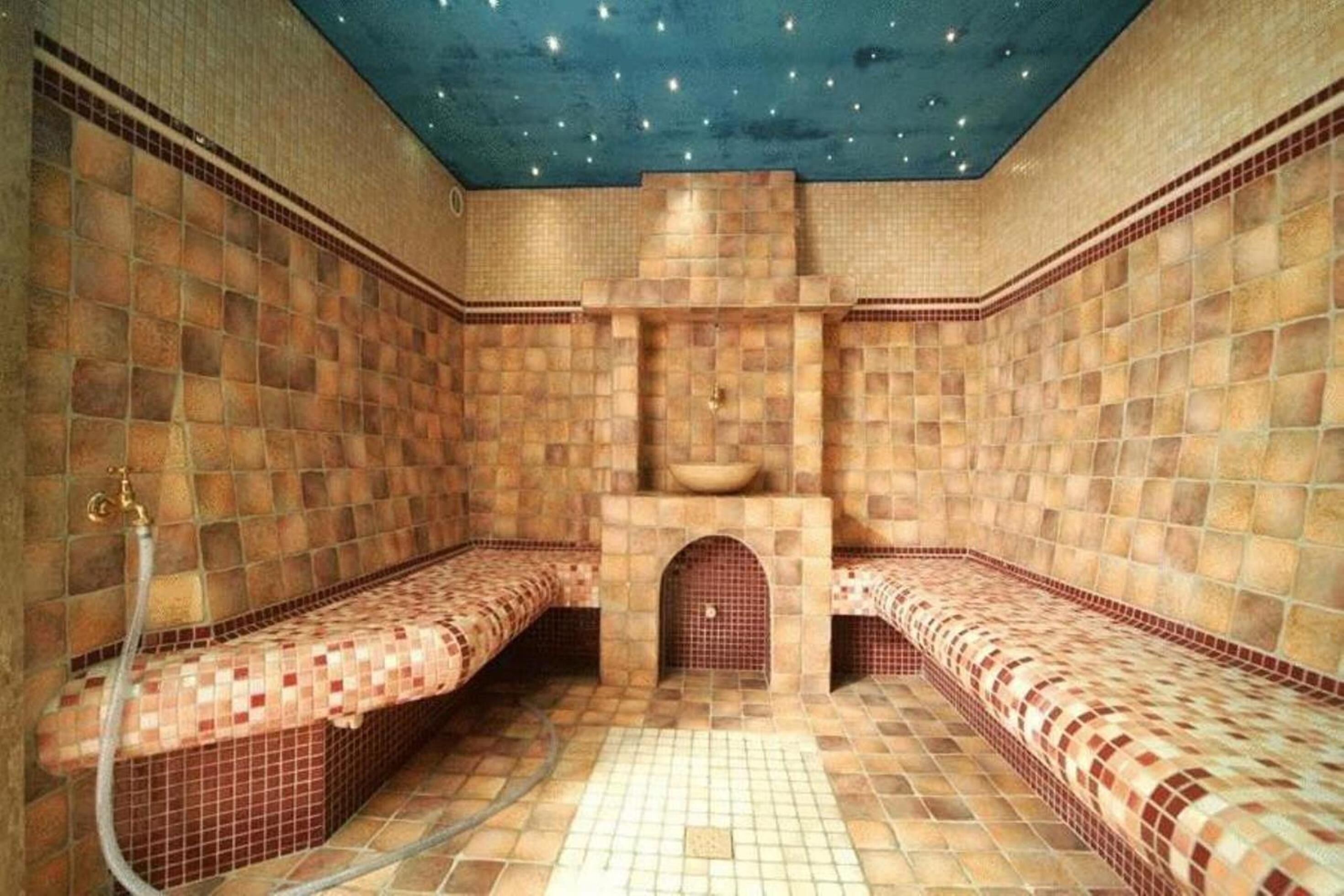 Una stanza spa con pareti piastrellate e panche.
