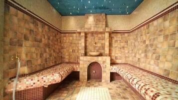 Una stanza spa con pareti piastrellate e panche.