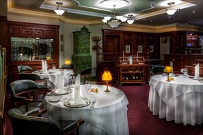 2 restaurants, lunch, dinner served; local and international cuisine 