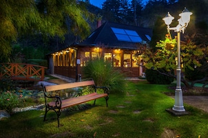 2 restaurantes; se sirve almuerzo y cena; cocina local e internacional