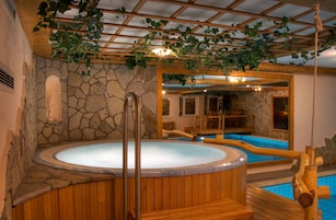 Una piscina techada, sillones reclinables de piscina