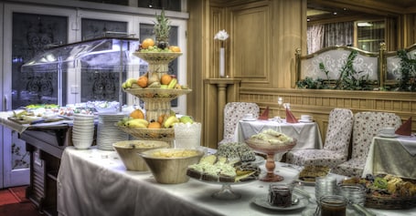 Desayuno buffet incluido todos los días . Villa Medici Hotel Restaurant
