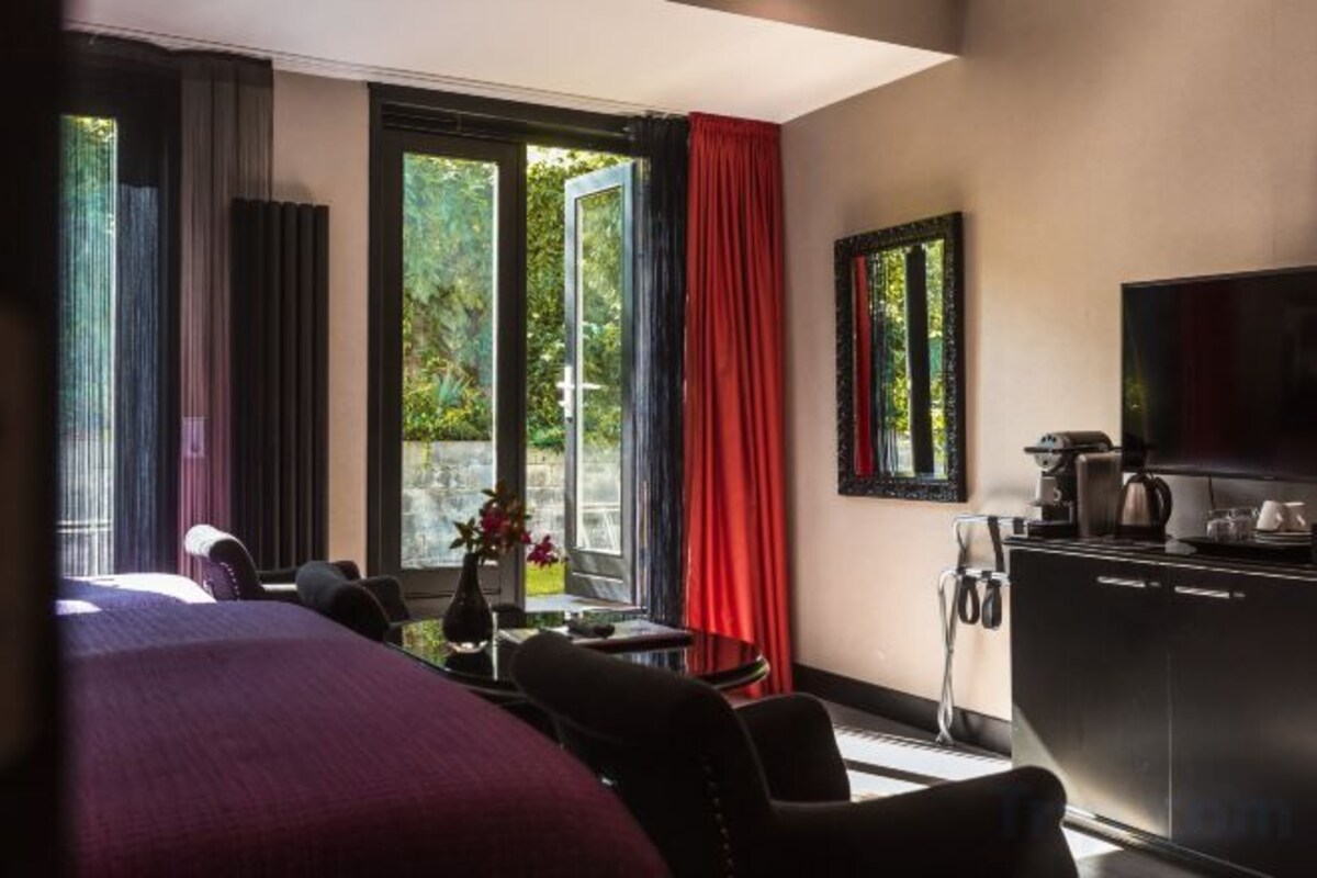 Ropa de cama de alta calidad y minibar 