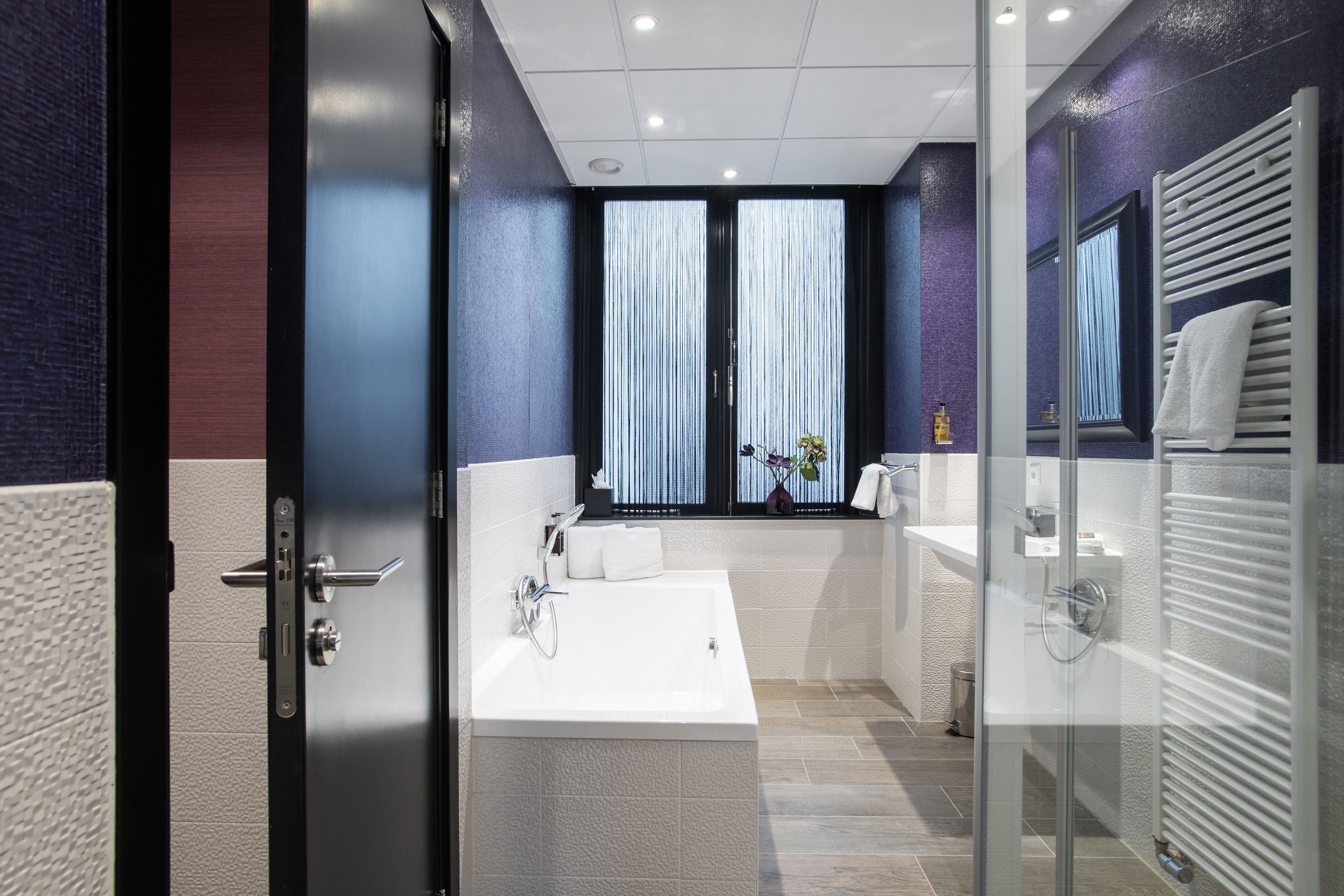 luxury double or twin room, 1 bedroom, bathtub, canal view (large, ground floor) | bathroom | free toiletries, hair dryer, towels, soap