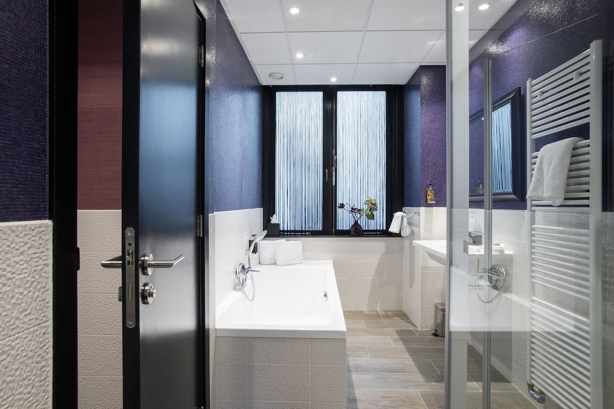 luxury double or twin room, 1 bedroom, bathtub, canal view (large, ground floor) | bathroom | free toiletries, hair dryer, towels, soap