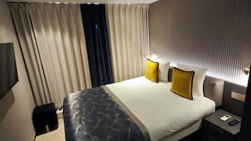 Kahden hengen perushuone (Semi-Basement) | Ylelliset vuodevaatteet, minibaari, tallelokero huoneessa