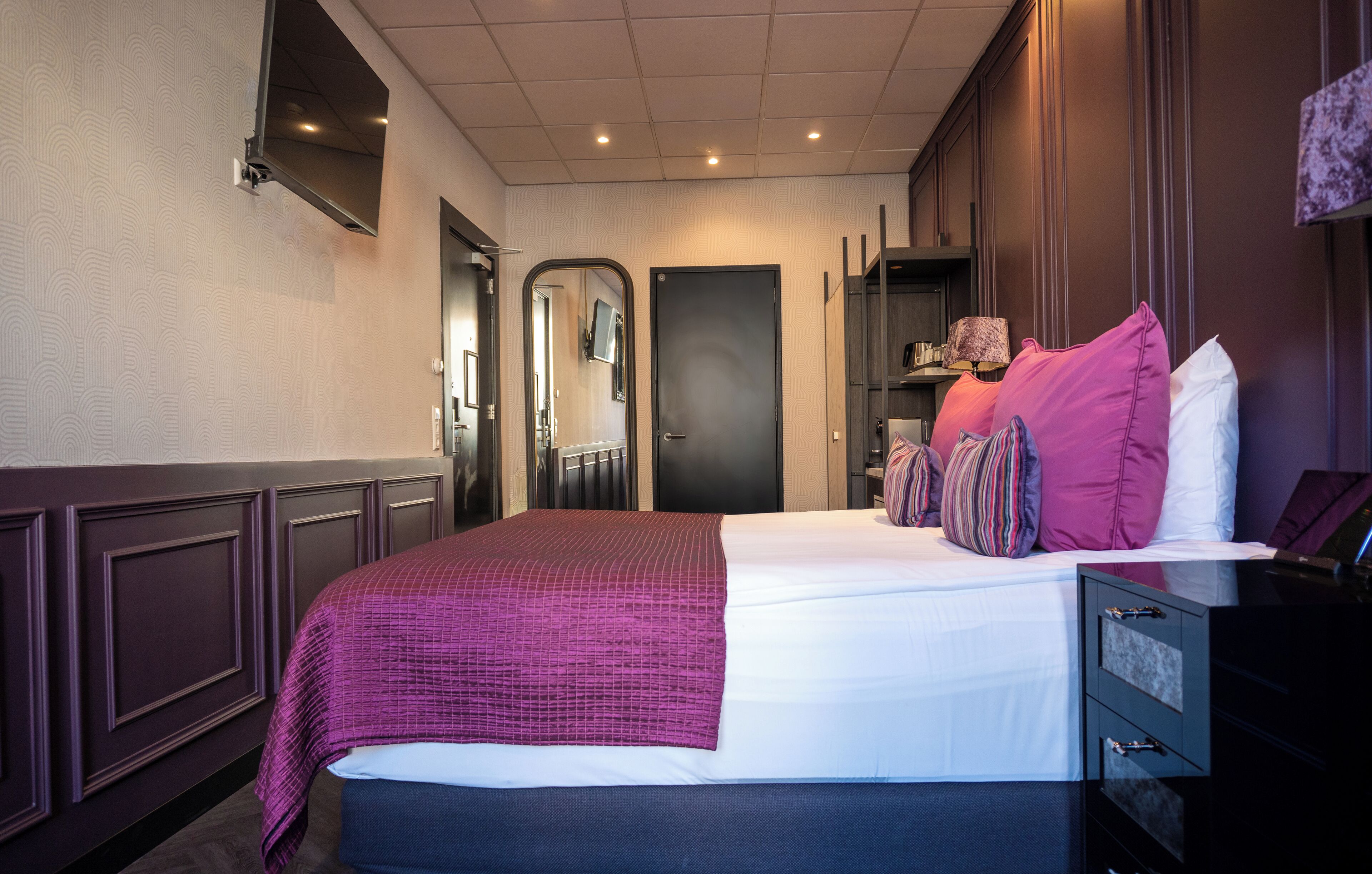 Luxury Double or Twin Room, 1 Bedroom, Bathtub, Canal View (large, ground floor) | Premium bedding, minibar, in-room safe, blackout drapes