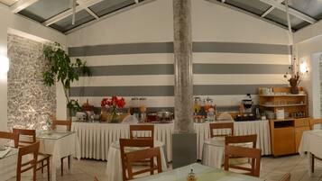 بوفيه فطور يوميًا مقابل رسوم