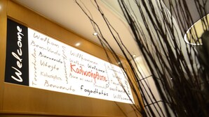 Un panneau d’accueil avec plusieurs langues.