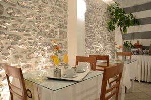 每日付費供應吃到飽早餐