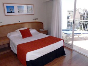Minibar, desk, blackout drapes, cribs/infant beds - Hotel Tanit (Benidorm)