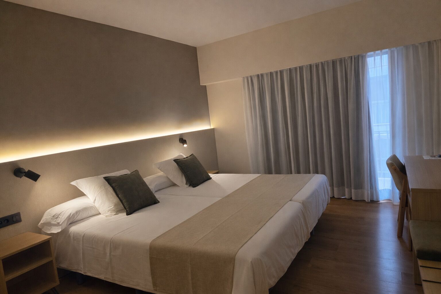 Chambre Double, balcon | Minibar, bureau, rideaux occultants, lits bébé (en supplément)