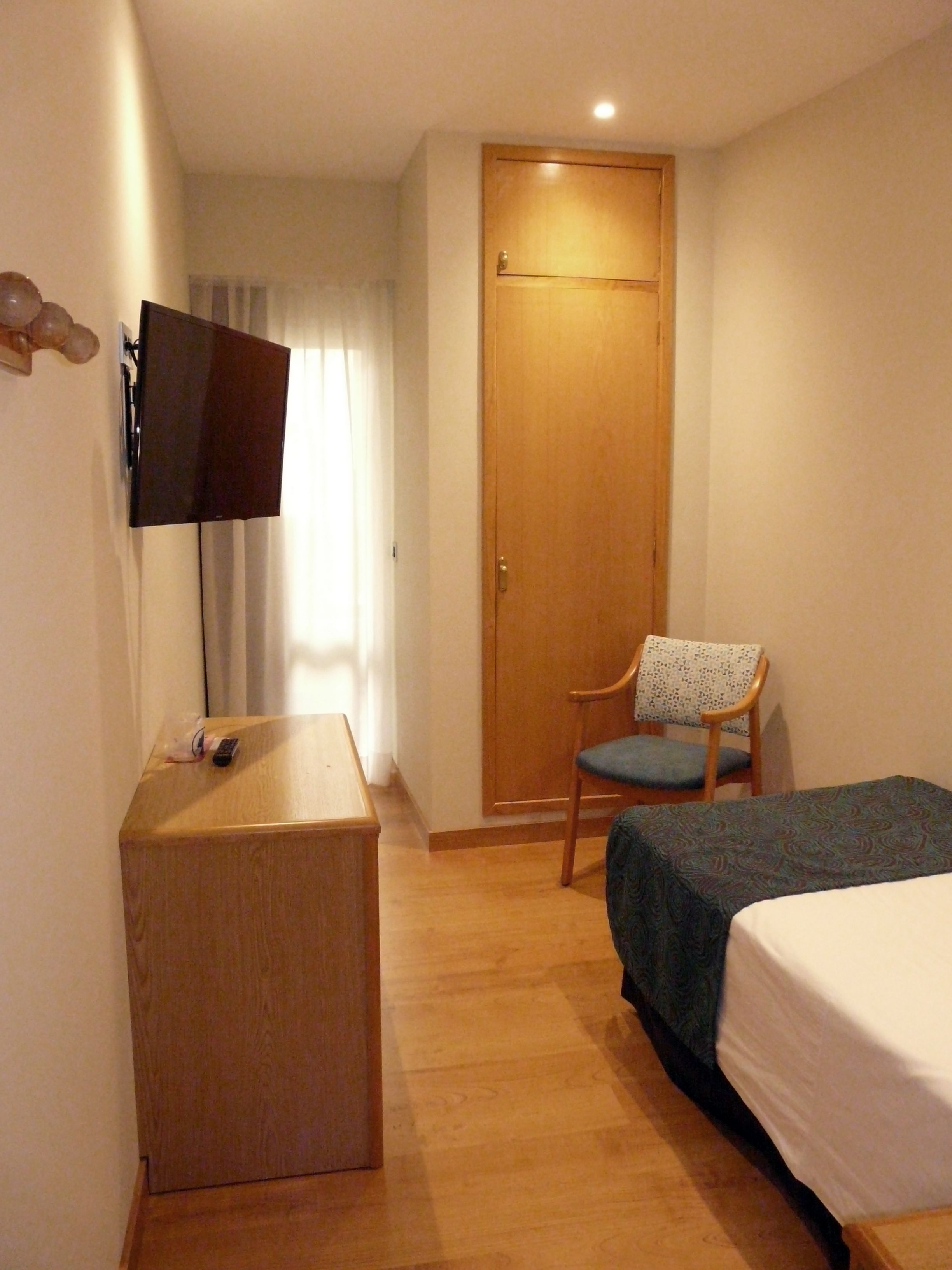 single room (interior) | room amenity