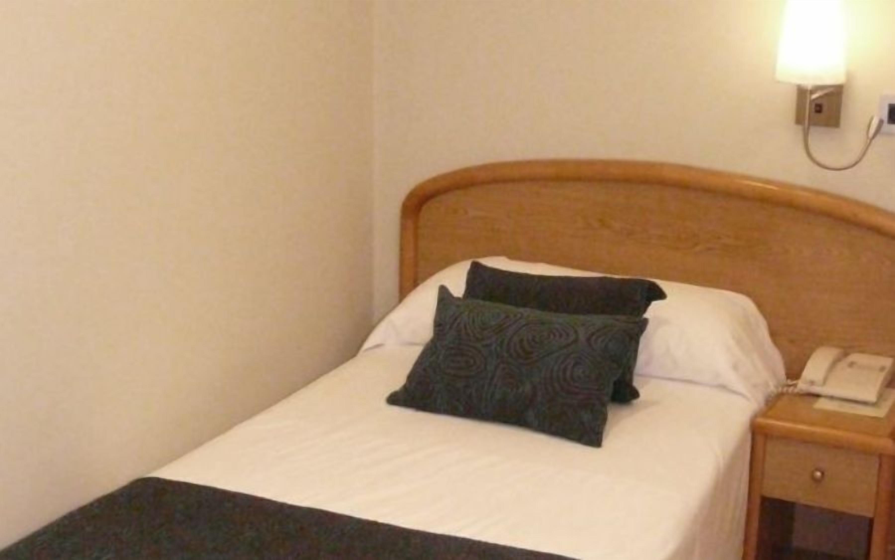 single room (interior) | minibar, desk, blackout curtains, cots/infant beds