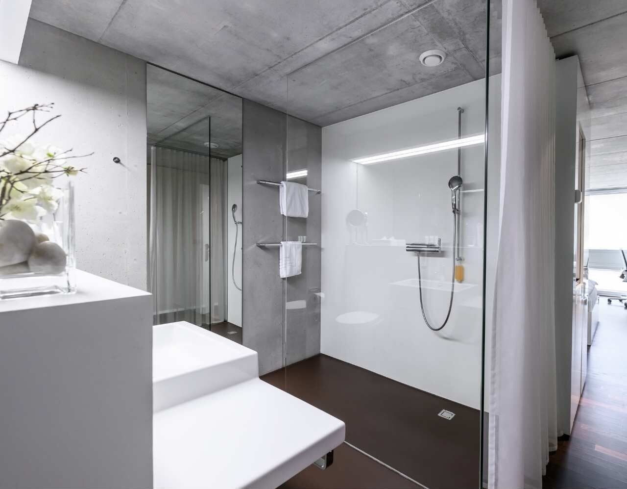 Dusche, kostenlose Toilettenartikel, Haartrockner, Hausschuhe