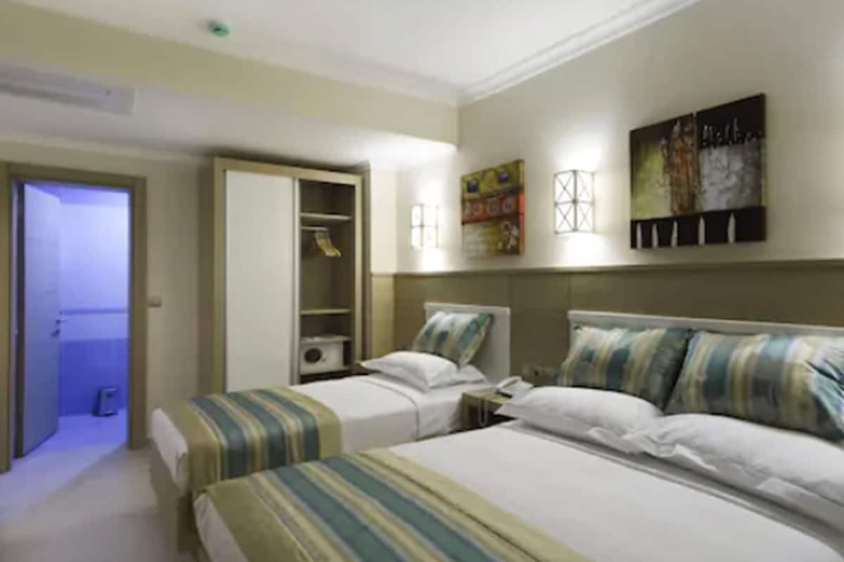 Comfort driepersoonskamer | Luxe beddengoed, een minibar, een kluis op de kamer, geluiddichte muren