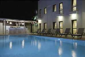 Outdoor pool, pool umbrellas, sun loungers - Asmin Hotel Bodrum (Bodrum)