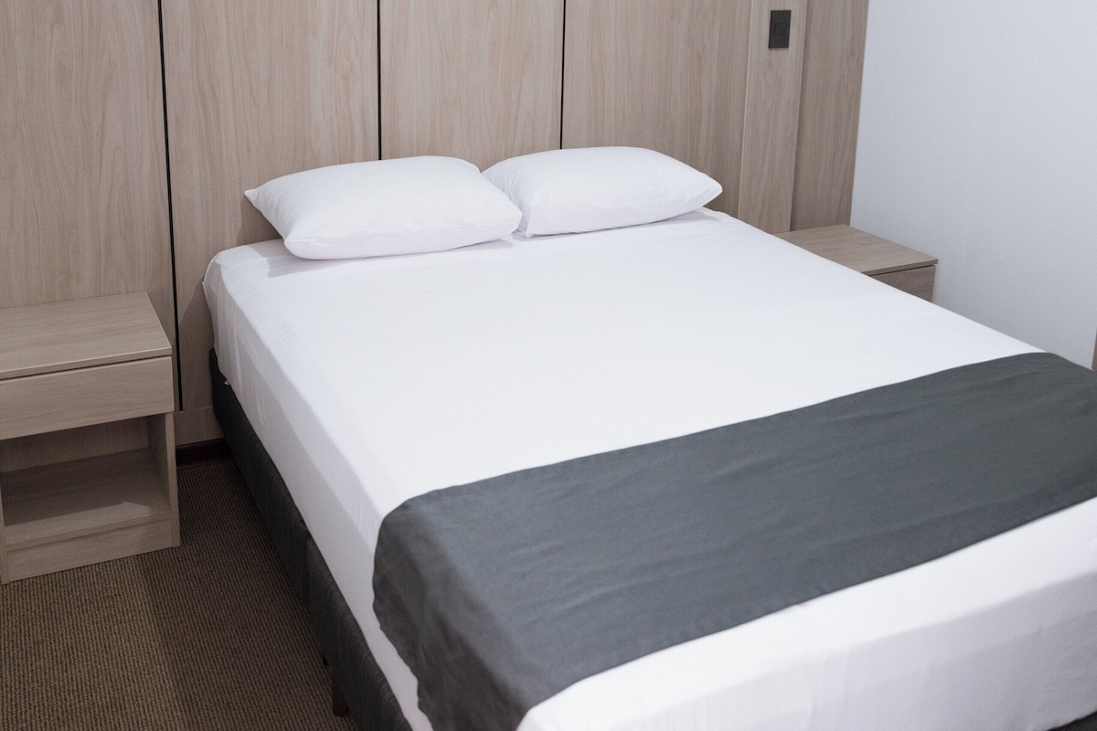 Colchones con pillow-top y caja de seguridad en la habitación 