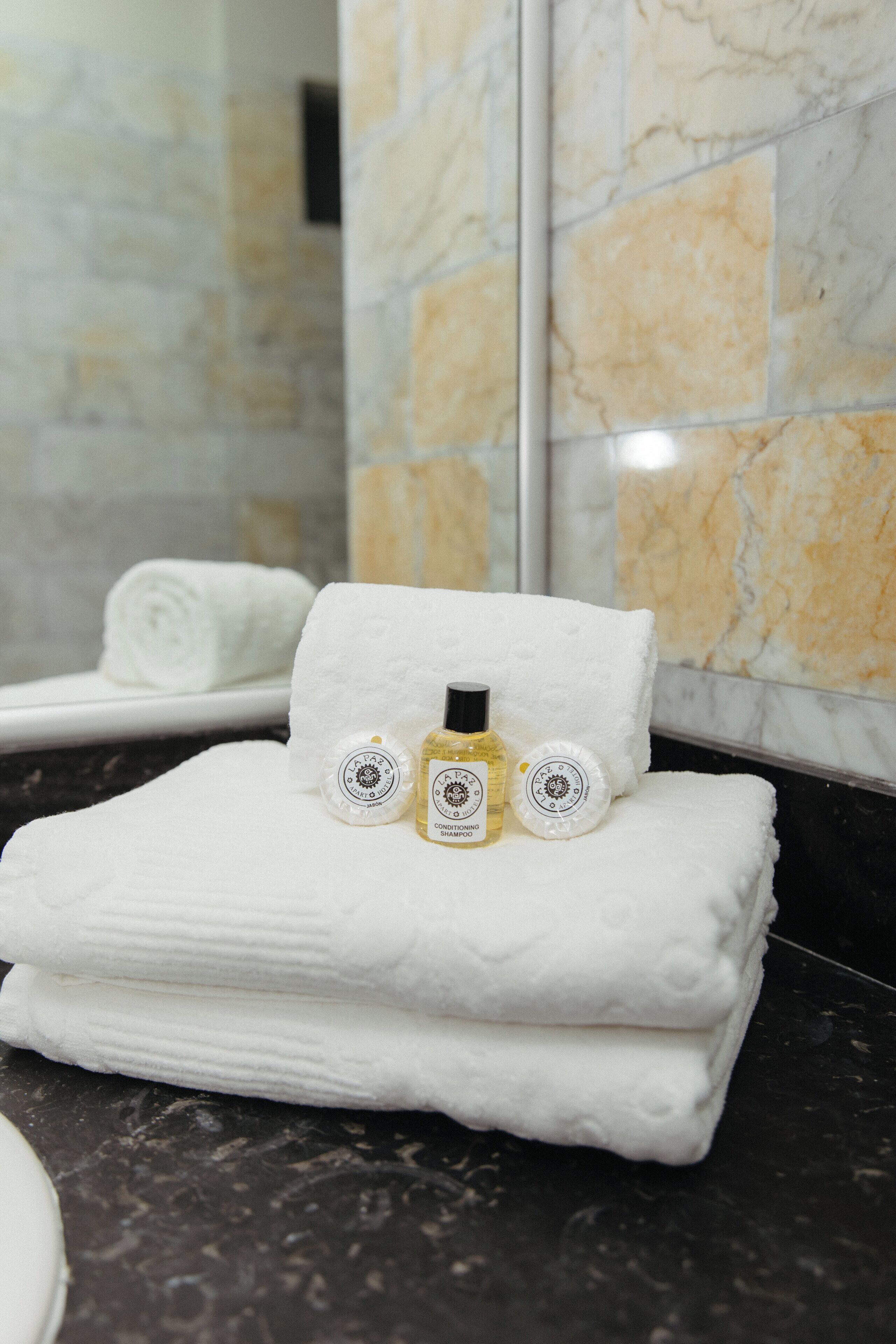 Ensemble douche/baignoire, articles de toilette gratuits, sèche-cheveux