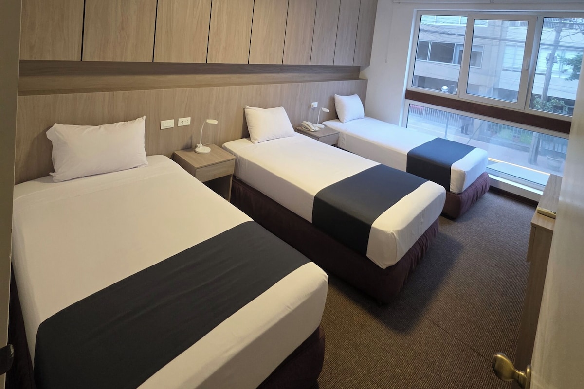 Apartamento Triple | Pillowtop beds, in-room safe, desk, soundproofing