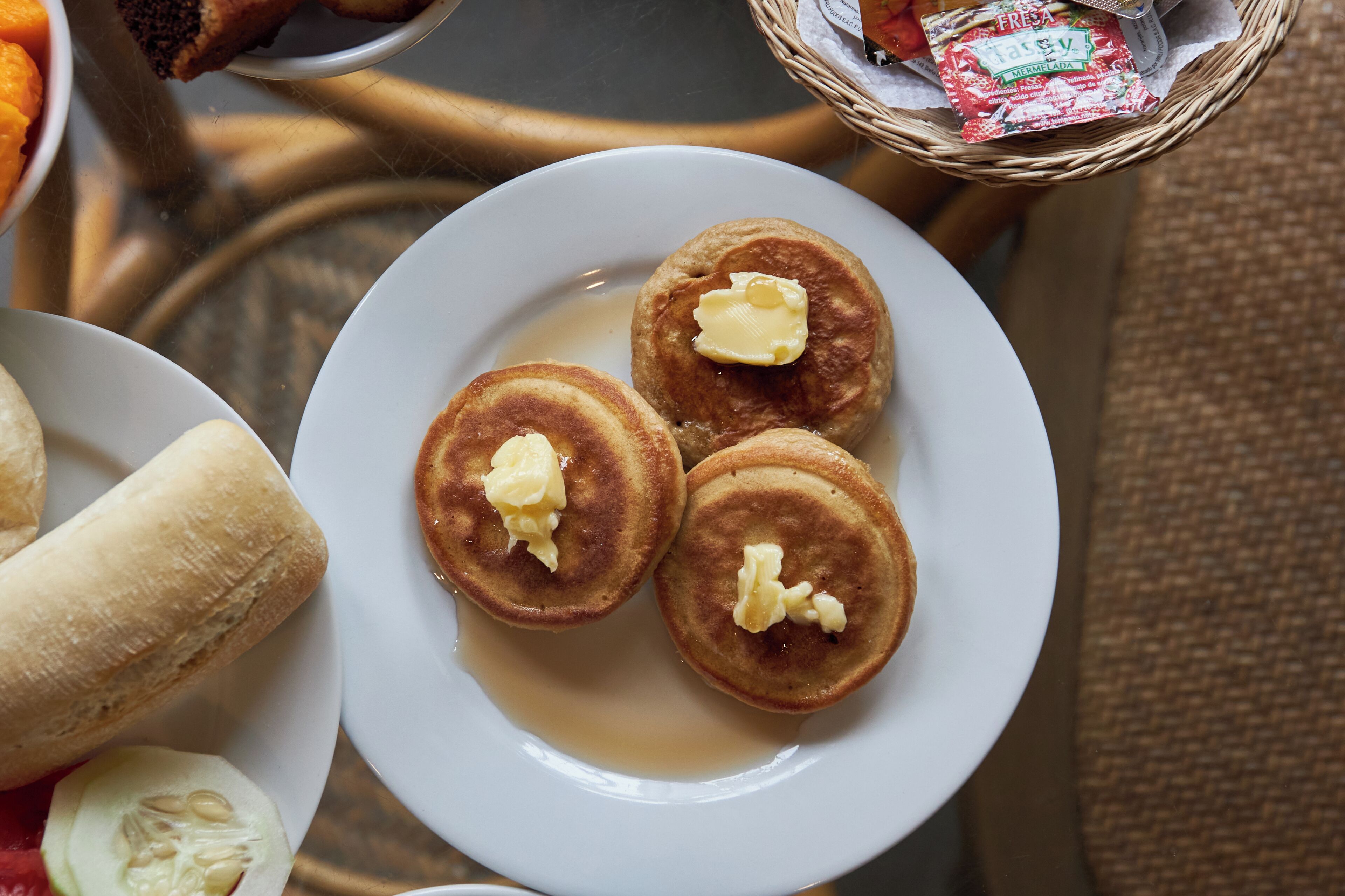 daily buffet breakfast (pen 29 per person)