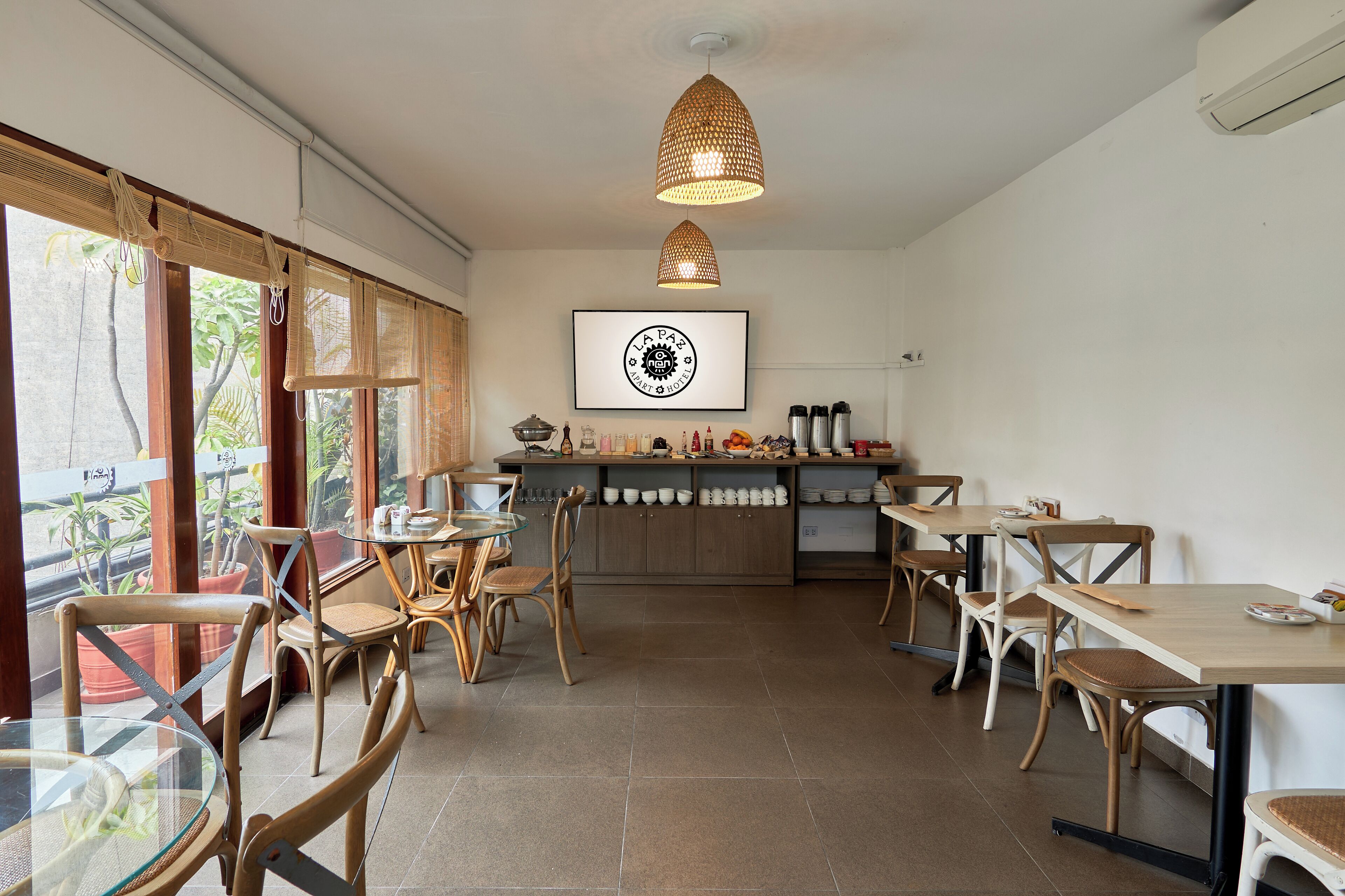 每日供应自助式早餐（每人 PEN 29）