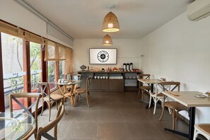 每日供应自助式早餐（每人 PEN 29）