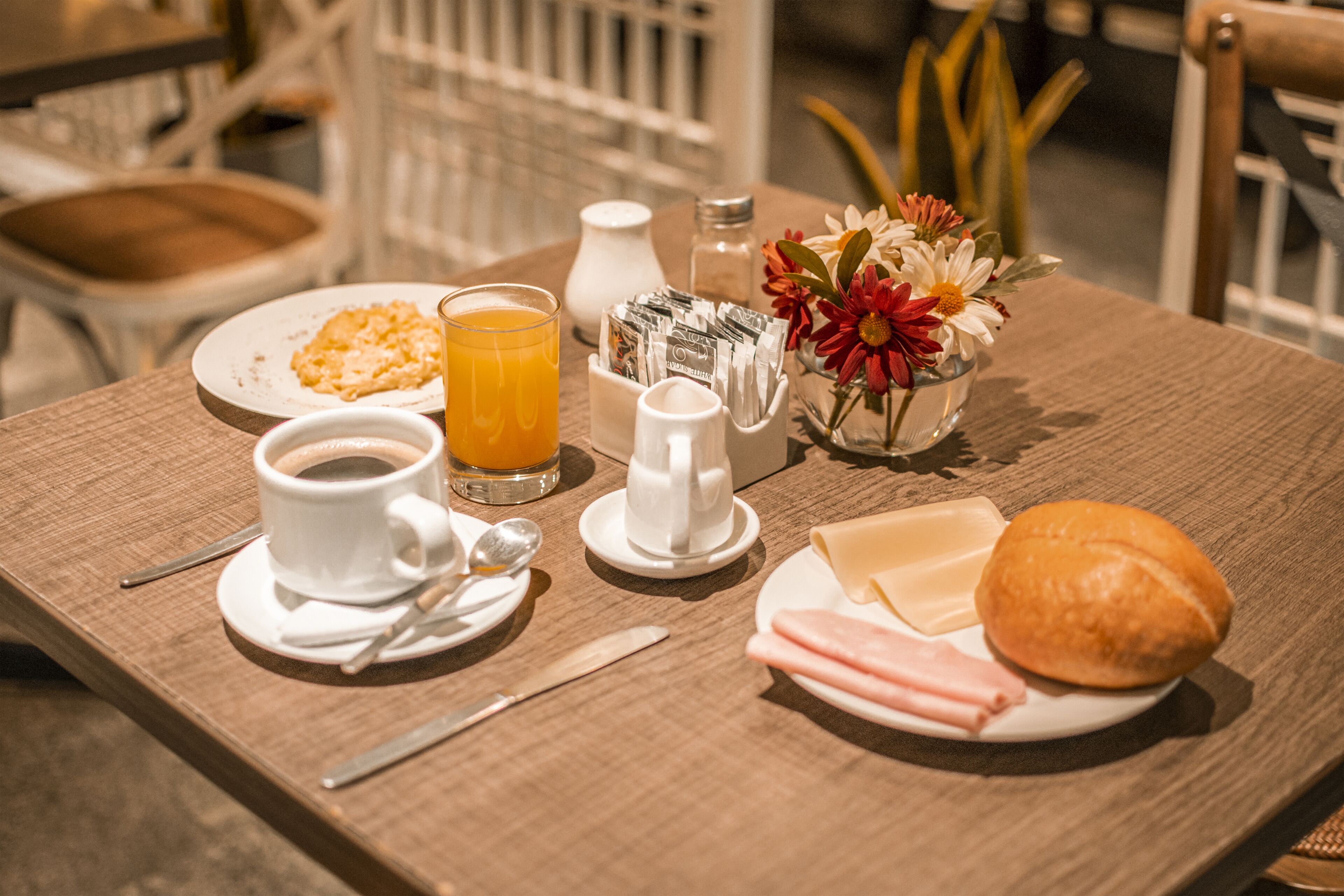 daily buffet breakfast (pen 29 per person)