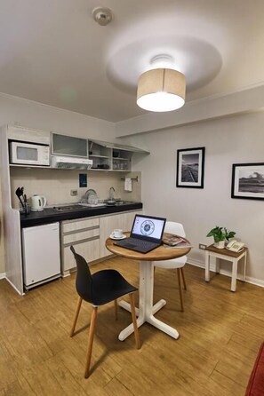 Cookware/dishes/utensils - La Paz Apart Hotel (Lima)