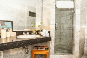 Apartamento Familiar | Baño | Tina con regadera, amenidades de baño gratuitas, secadora de cabello 